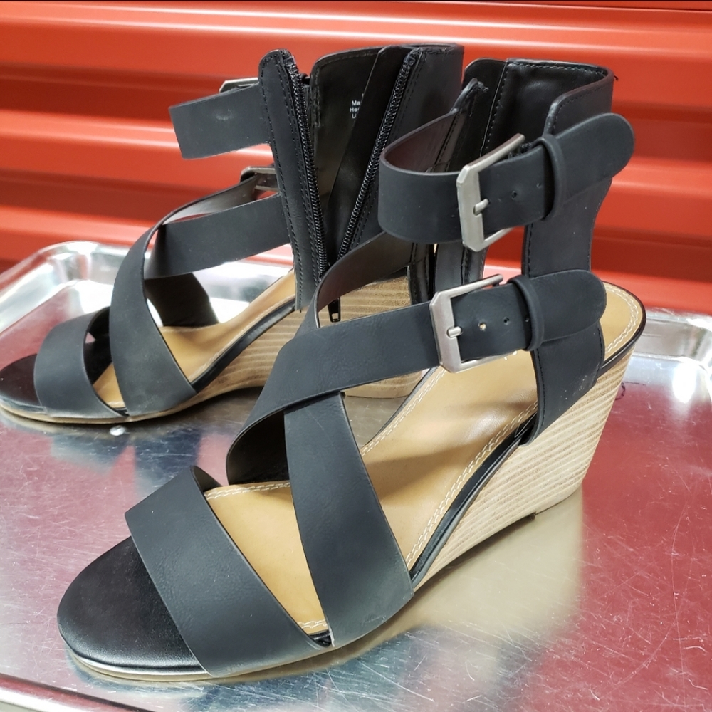 last chance!! strappy sexy wedge heeIs